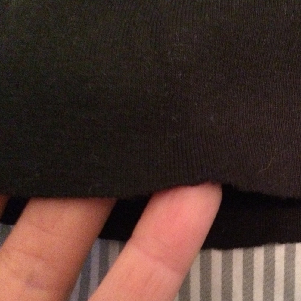 Brandy Melville — NYC Cropped Baby Tee - Picture 4 of 5